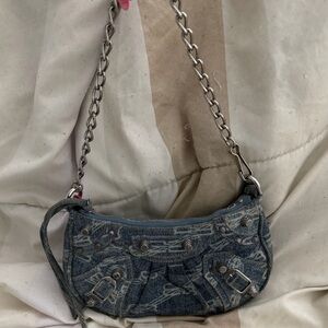 Balenciaga
Borsa Le Cagole Mini Con Catena In Denim Bleached Bb Monogram